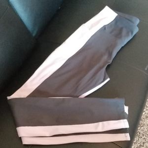 Avia leggings with purple sides w/ pockets